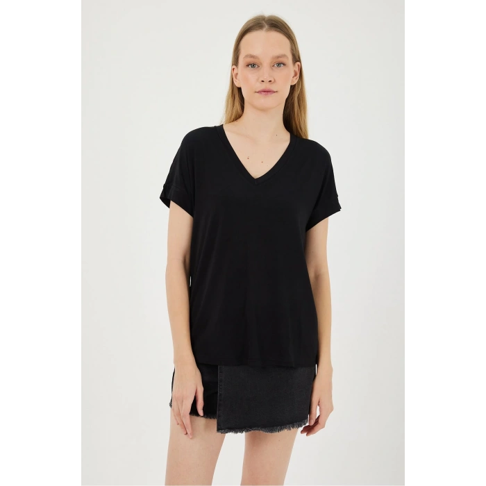 V YAKA SİYAH TİŞÖRT
