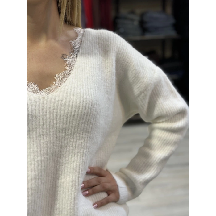 YAKASI DANTEL DETAY BEYAZ YUMOŞ KAZAK