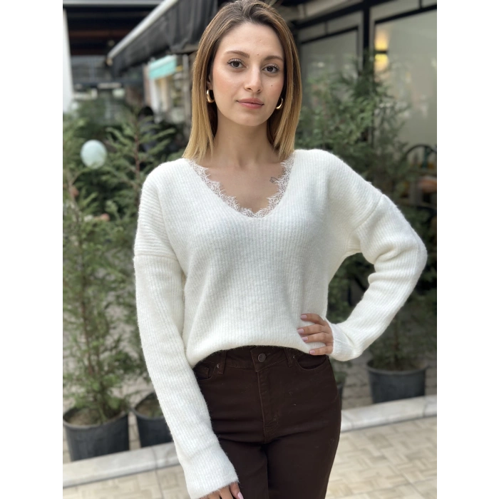 YAKASI DANTEL DETAY BEYAZ YUMOŞ KAZAK