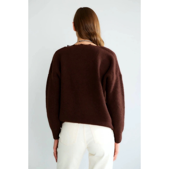 YAKASI DANTEL DETAY KAHVE YUMOŞ KAZAK