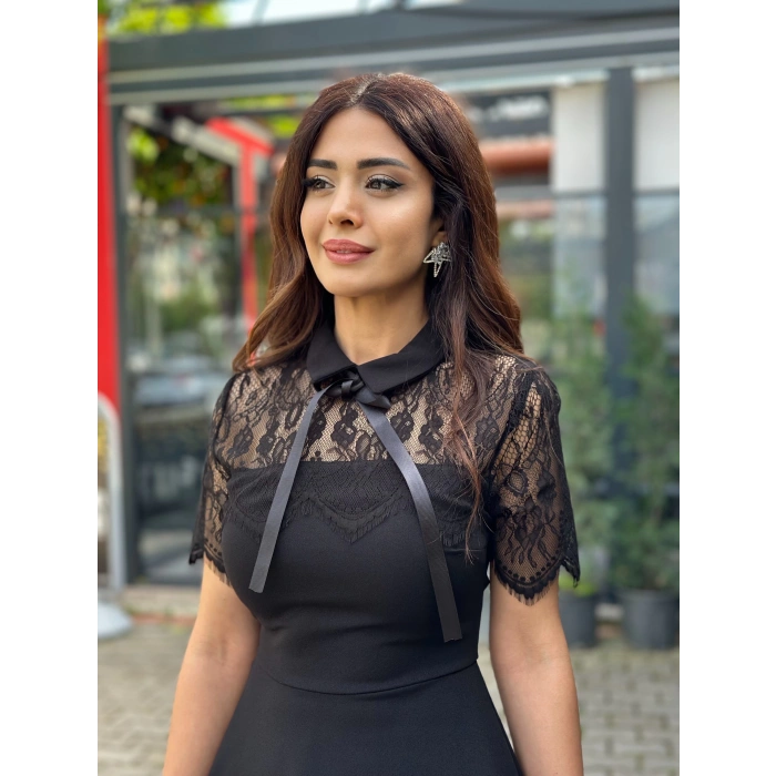 YAKASI DANTELLİ SİYAH ELBİSE