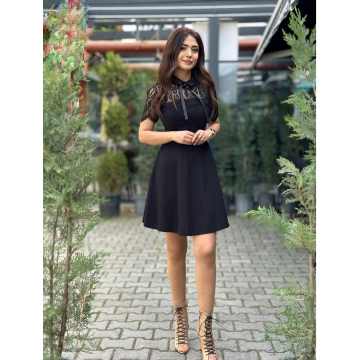 YAKASI DANTELLİ SİYAH ELBİSE