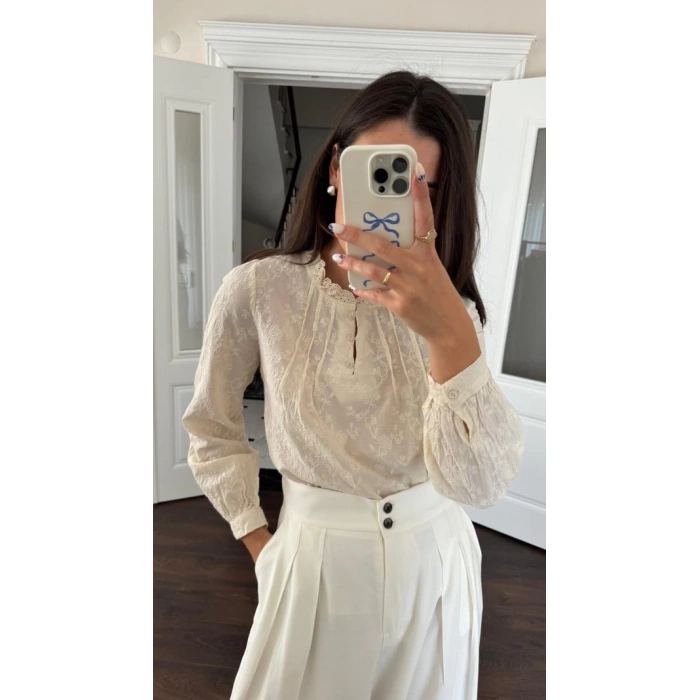 YAKASI DÜĞMELİ NAKIŞLI EKRU BLUZ