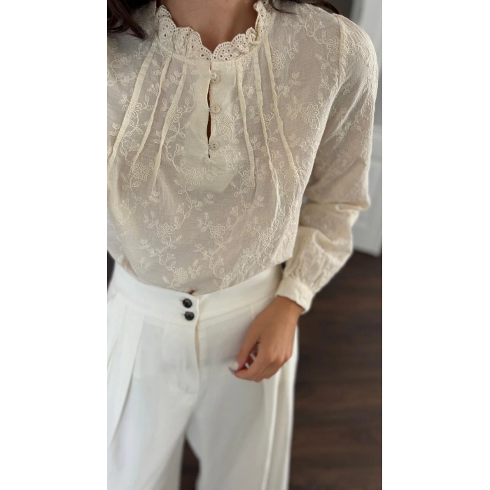 YAKASI DÜĞMELİ NAKIŞLI EKRU BLUZ