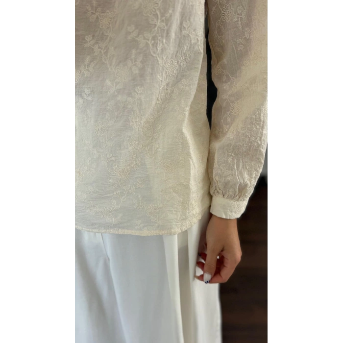 YAKASI DÜĞMELİ NAKIŞLI EKRU BLUZ