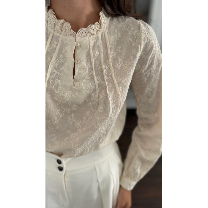 YAKASI DÜĞMELİ NAKIŞLI EKRU BLUZ