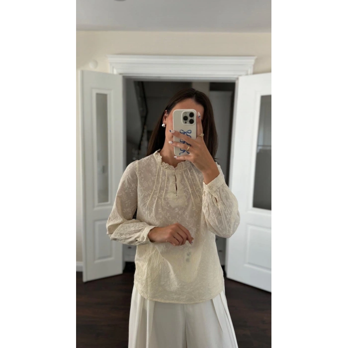 YAKASI DÜĞMELİ NAKIŞLI EKRU BLUZ