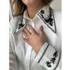 SİYAH NAKIŞLI YAKA BEYAZ GÖMLEK
