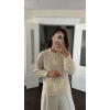 YAKASI DÜĞMELİ NAKIŞLI EKRU BLUZ
