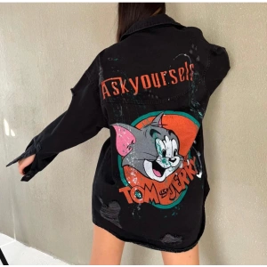 ARKA BASKILI SİYAH JEAN CEKET