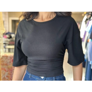 BELİ BÜZGÜLÜ SİYAH TİŞÖRT