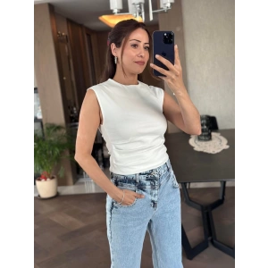 BEYAZ YANDAN PİLE DETAY TİŞÖRT