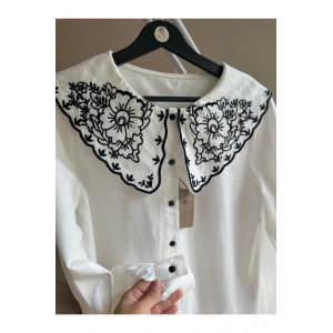 SİYAH NAKIŞ DETAY BÜYÜK YAKA GÖMLEK