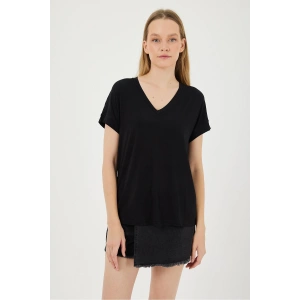V YAKA SİYAH TİŞÖRT