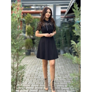 YAKASI DANTELLİ SİYAH ELBİSE