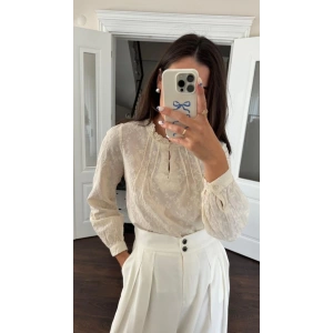 YAKASI DÜĞMELİ NAKIŞLI EKRU BLUZ