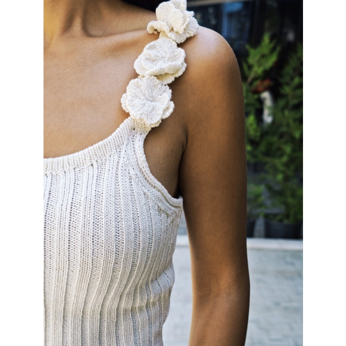 ÇİÇEK DETAYLI TRİKO BLUZ EKRU