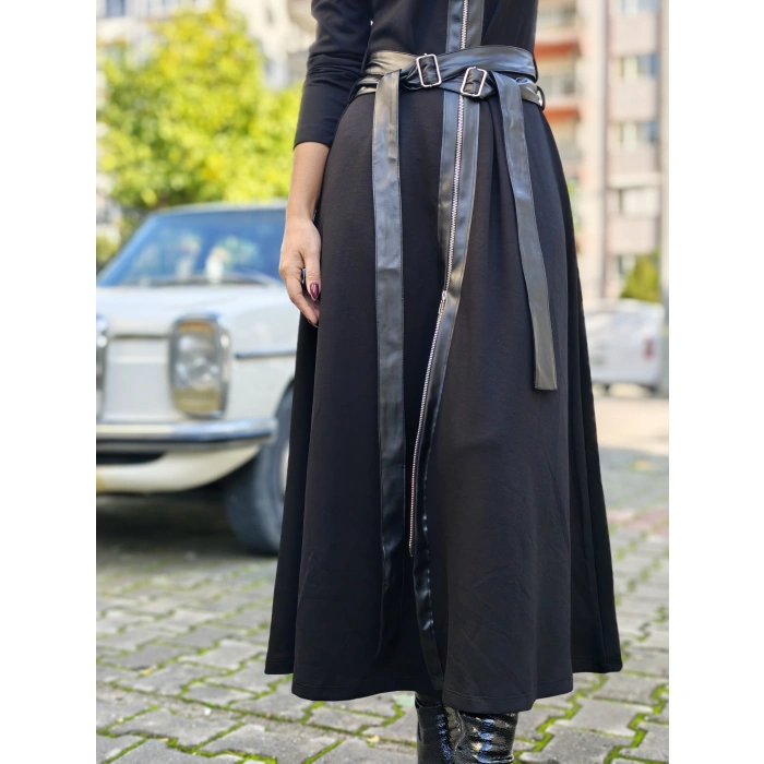 DERİ ÇAPRAZ KEMERLİ SİYAH ELBİSE