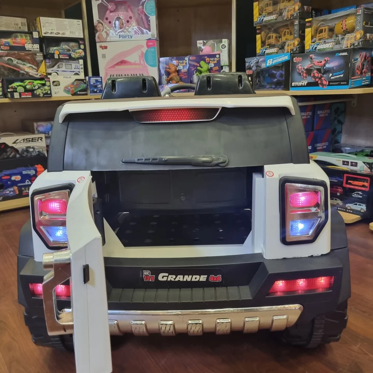 Hummer 12V Çift Kişilik Uzaktan Kumandalı Akülü Araba Beyaz