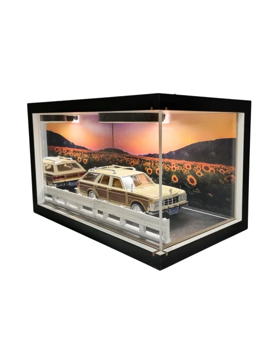 Amerikan Rüyası: 1979 Chrysler Lebaron Ahşap Işıklı Diorama Vitrin