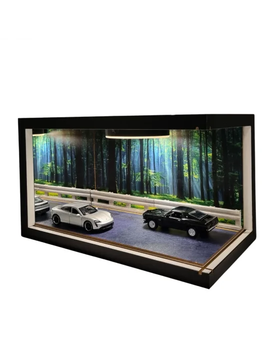 Midnight Pass Işıklı Ahşap Diorama Vitrin | 1:36 Porsche Taycan & Ford Mustang