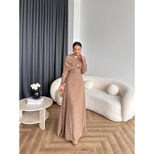 Fuş - Orchid Şal Detaylı Broşlu Elbise - Vizon