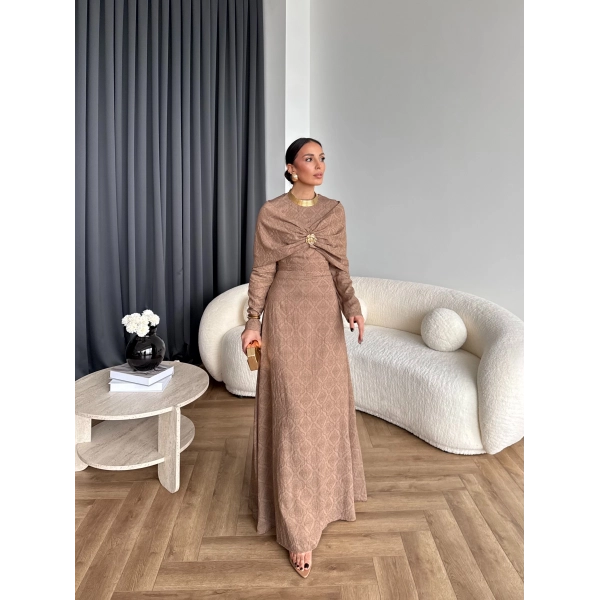 Fuş - Orchid Şal Detaylı Broşlu Elbise - Vizon