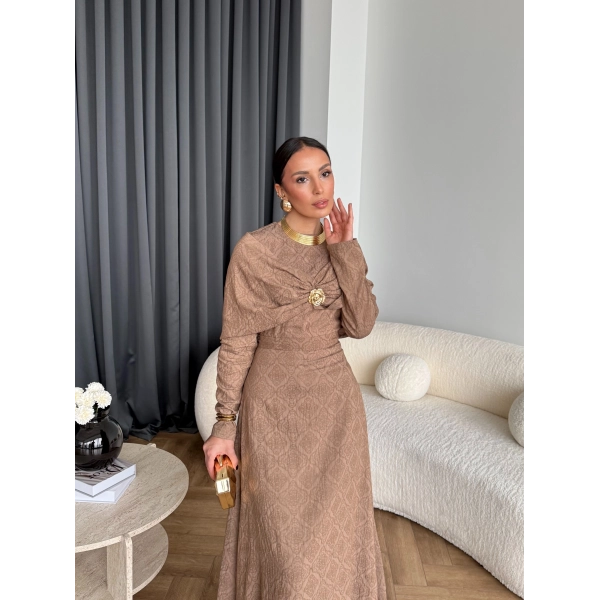 Fuş - Orchid Şal Detaylı Broşlu Elbise - Vizon