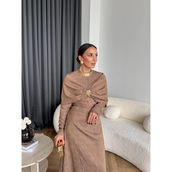 Fuş - Orchid Şal Detaylı Broşlu Elbise - Vizon