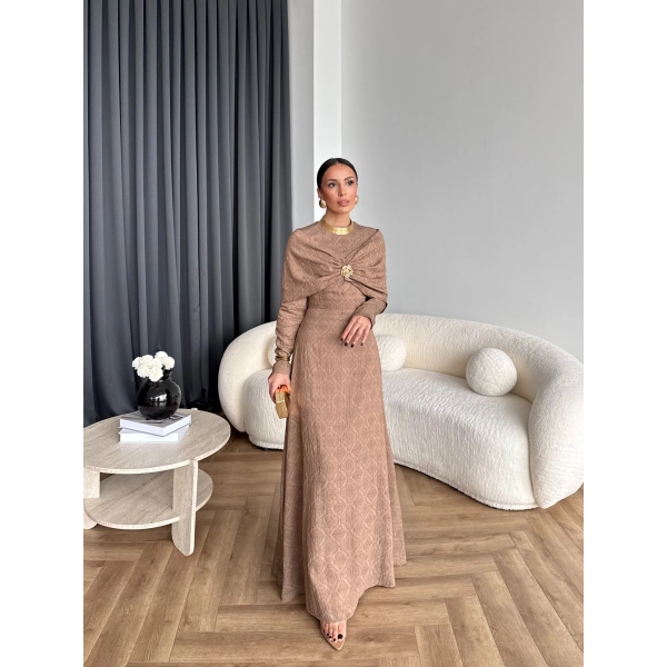 Fuş - Orchid Şal Detaylı Broşlu Elbise - Vizon