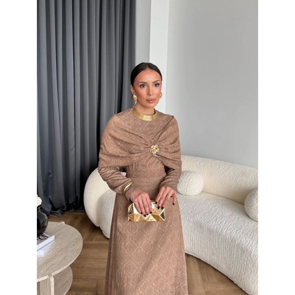 Fuş - Orchid Şal Detaylı Broşlu Elbise - Vizon