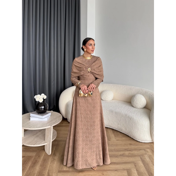 Fuş - Orchid Şal Detaylı Broşlu Elbise - Vizon