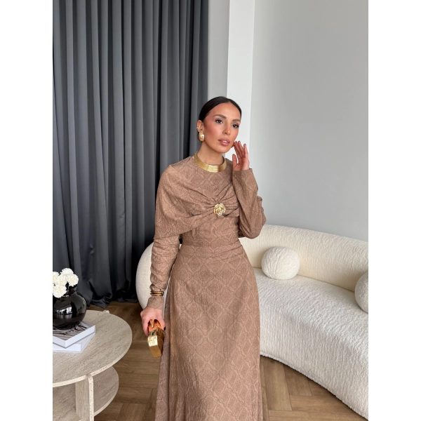 Fuş - Orchid Şal Detaylı Broşlu Elbise - Vizon