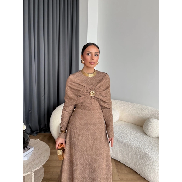 Fuş - Orchid Şal Detaylı Broşlu Elbise - Vizon