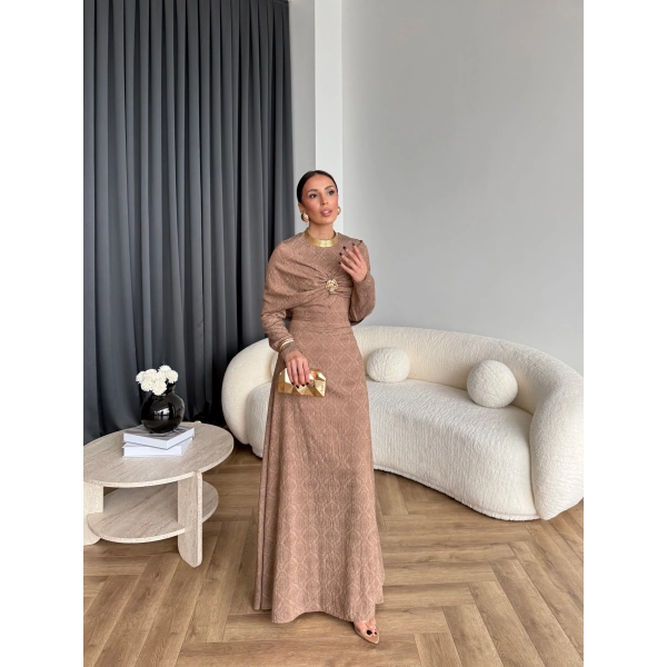 Fuş - Orchid Şal Detaylı Broşlu Elbise - Vizon