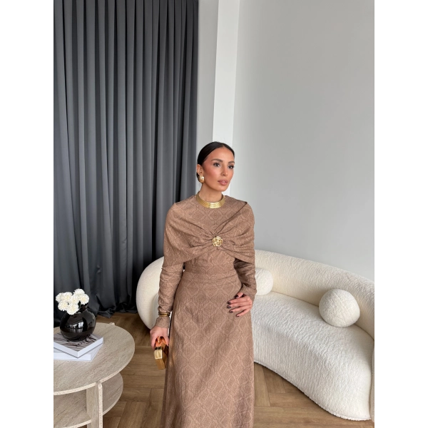 Fuş - Orchid Şal Detaylı Broşlu Elbise - Vizon