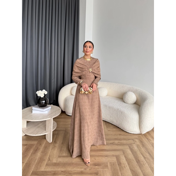 Fuş - Orchid Şal Detaylı Broşlu Elbise - Vizon