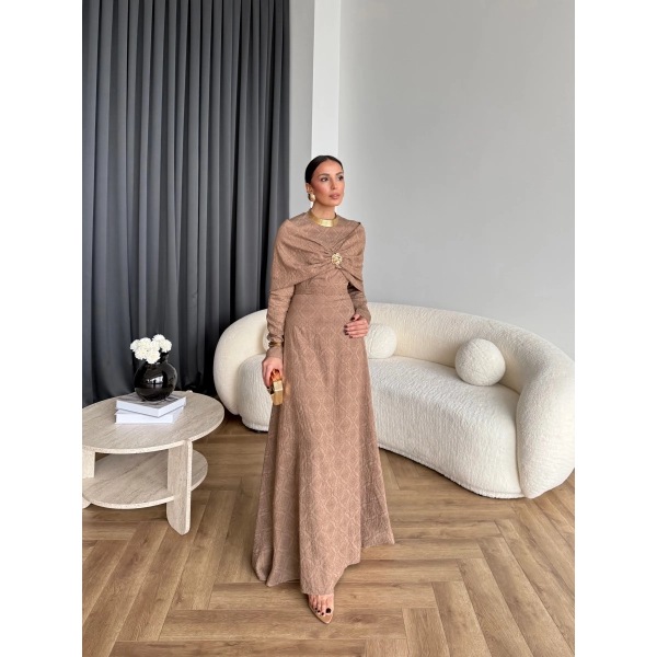 Fuş - Orchid Şal Detaylı Broşlu Elbise - Vizon