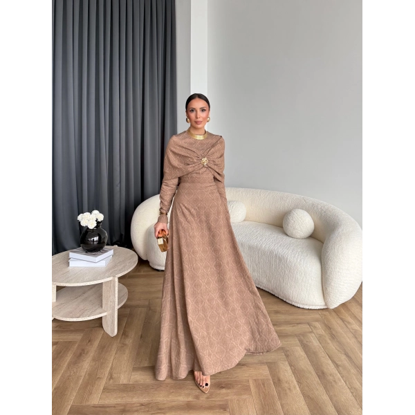 Fuş - Orchid Şal Detaylı Broşlu Elbise - Vizon