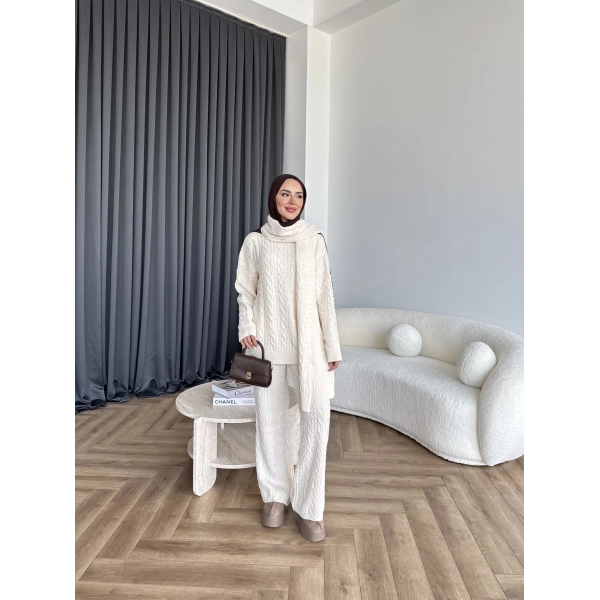 Örgü Atkı Detaylı Triko Takım - Krem