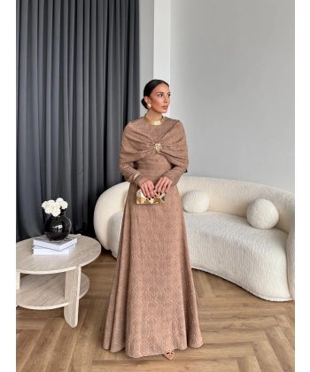 Fuş - Orchid Şal Detaylı Broşlu Elbise - Vizon