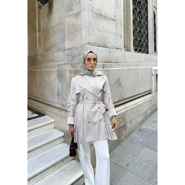 Kolları Büzgülü Sırtı Piliseli Saten Ceket - Bej