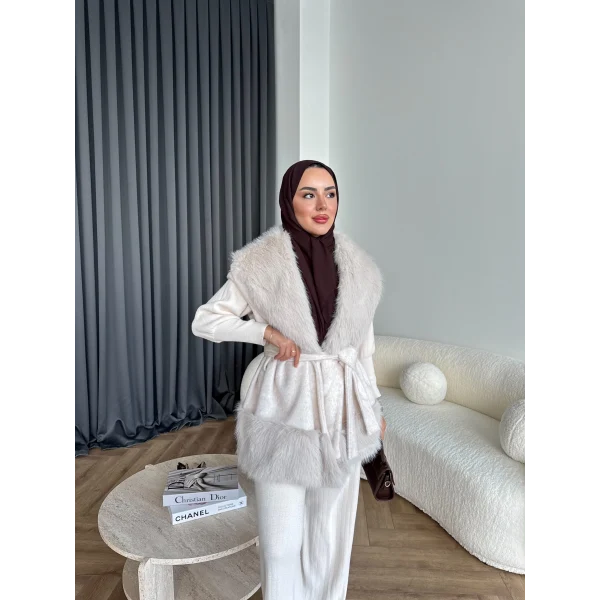 Lakas Yaka Ve Alt Kısmı Kürk Detaylı Yelek - Bej