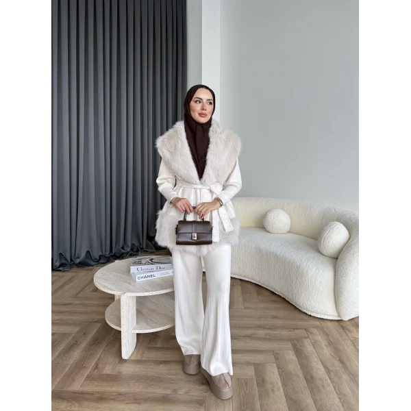 Lakas Yaka Ve Alt Kısmı Kürk Detaylı Yelek - Bej