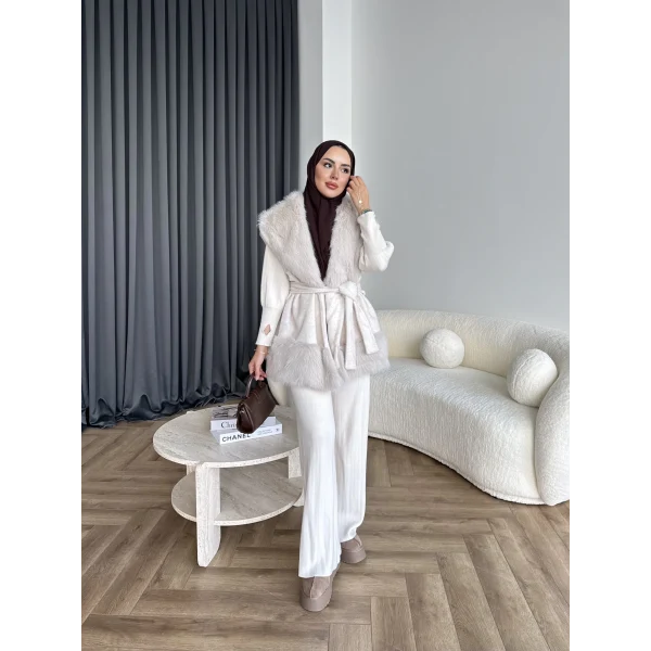 Lakas Yaka Ve Alt Kısmı Kürk Detaylı Yelek - Bej