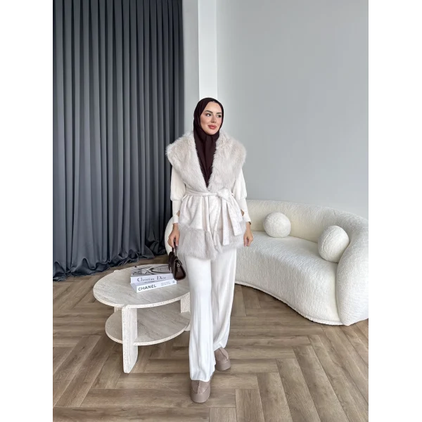 Lakas Yaka Ve Alt Kısmı Kürk Detaylı Yelek - Bej
