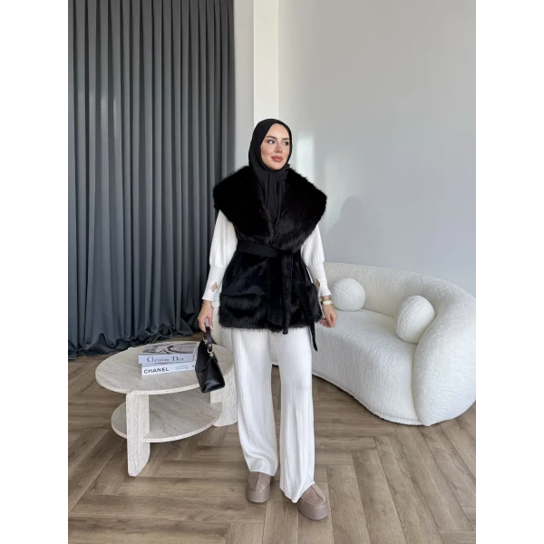 Lakas Yaka Ve Alt Kısmı Kürk Detaylı Yelek - Siyah