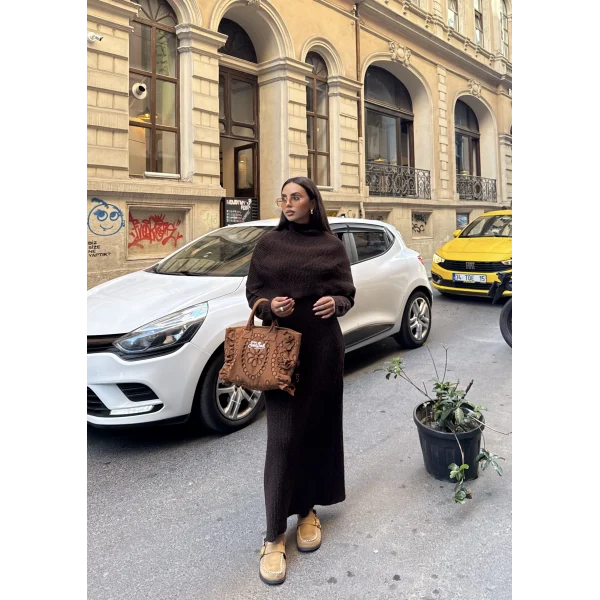 Nes Yaka Triko Elbise - Kahve