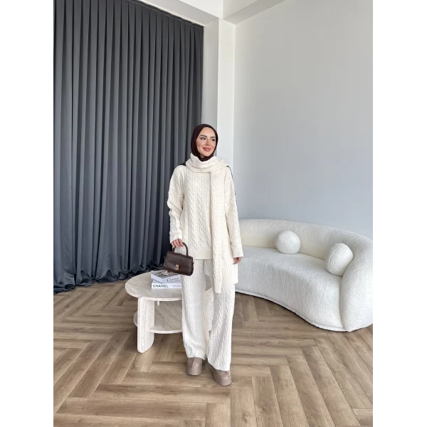 Örgü Atkı Detaylı Triko Takım - Krem