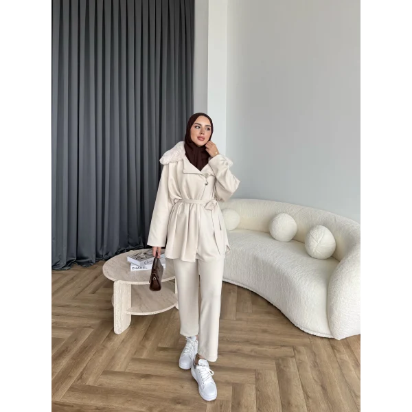 Vare Yakası Kürklü Scuba Takım - Bej